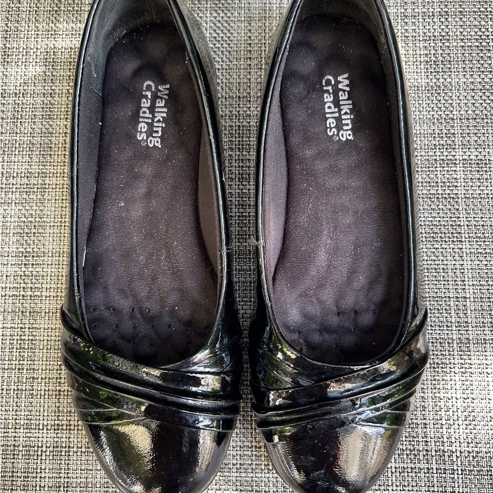 Walking Cradles black patent flats.  Size 6.5 super comfy great condition .